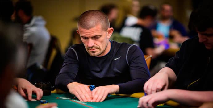 Gus Hansen beim Pokerspiel